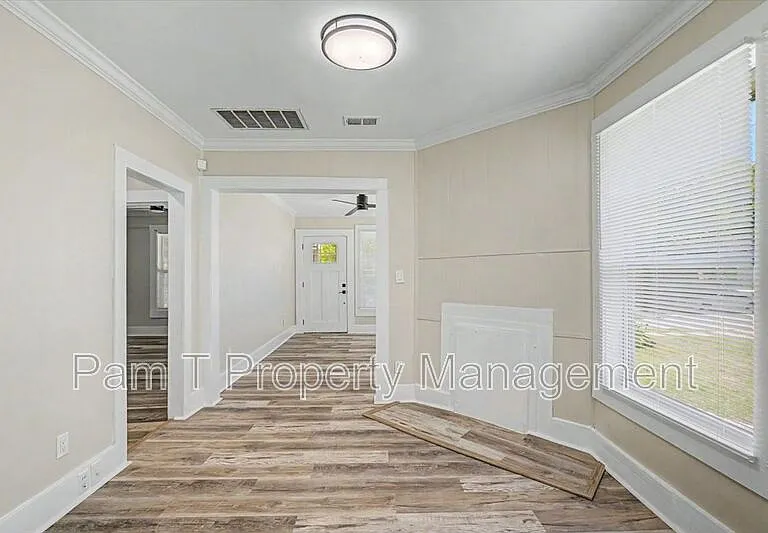16 Helmken St — Photo 9