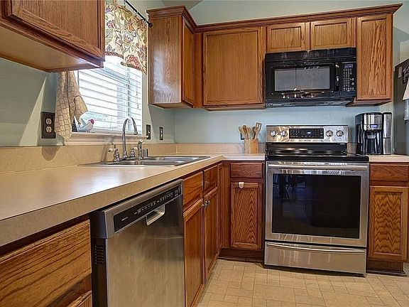 5th image of 1303 Periwinkle Dr