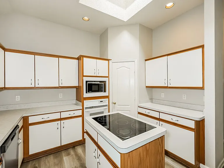 5017 Eastcreek Dr — Photo 6
