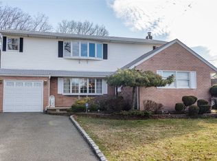 997 Huckleberry Rd, Bellmore, NY 11710