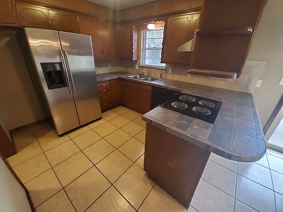 5th image of 1221 Charleston Ct