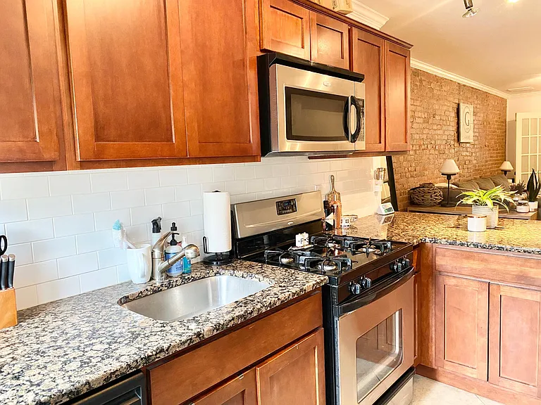 204 6th St #4R — Photo 4