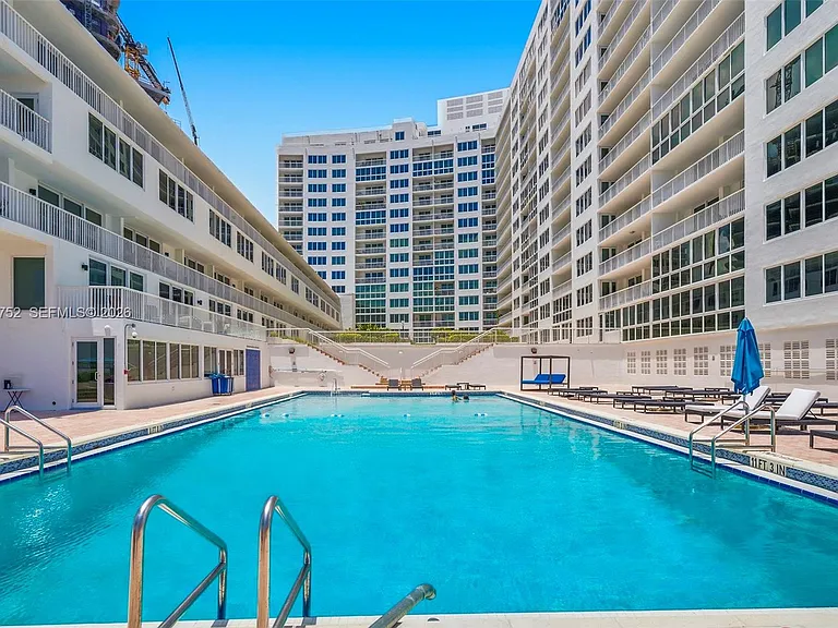 5401 Collins Ave #102 — Photo 34