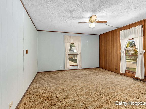3rd image of 325 E Washington St
