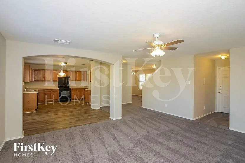 4 bed, 2.5 bath, 2213 sqft, $2,050 — Photo 3