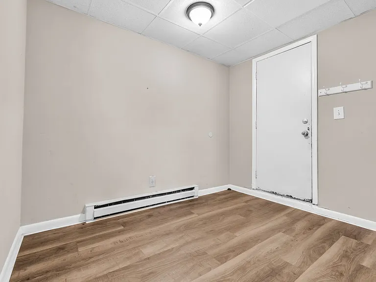 439 W Walnut St — Photo 14