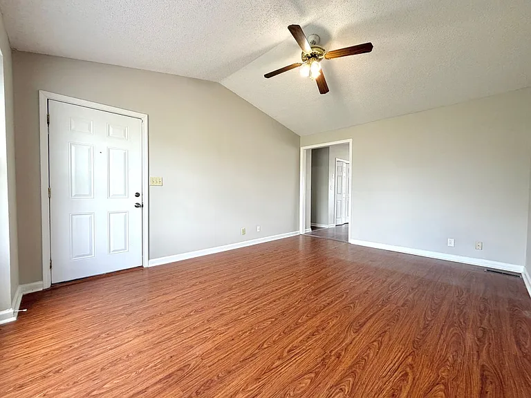 401 Old Glory Ln — Photo 3