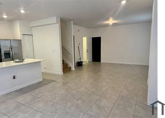 3 bed, 2272 sqft, $3,600 — Photo 2