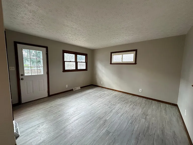 700 Iona Ave — Photo 11
