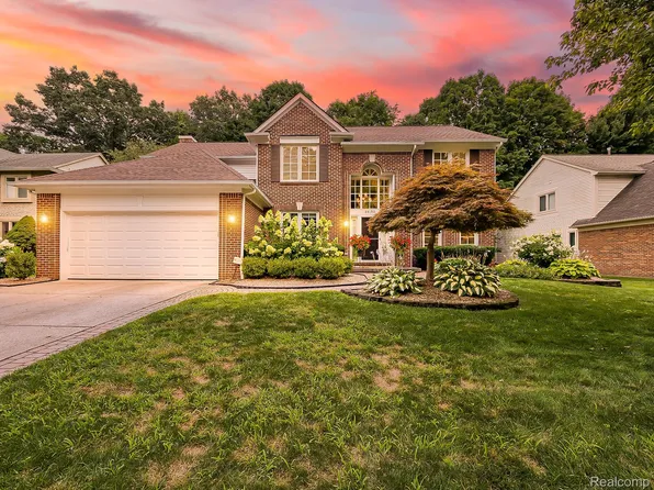 28152 Secluded Ln, Farmington Hills, MI 48331