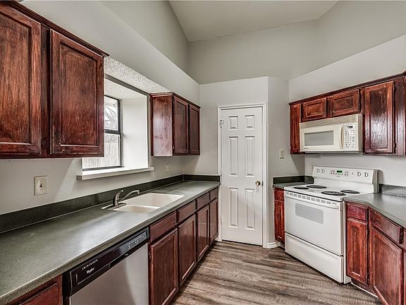 2nd image of 1334 Daffodil Ln