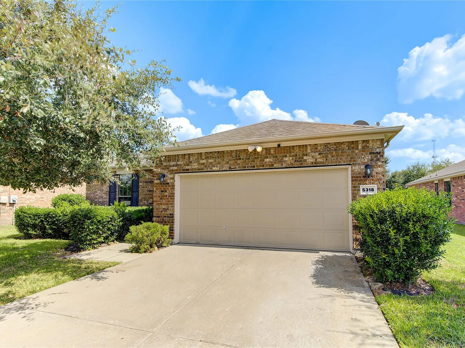 3 bed, 2.0 bath, 1987 sqft, $2,195 — Photo 3