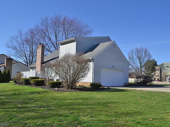 3rd image of 6566 Hythe St NW