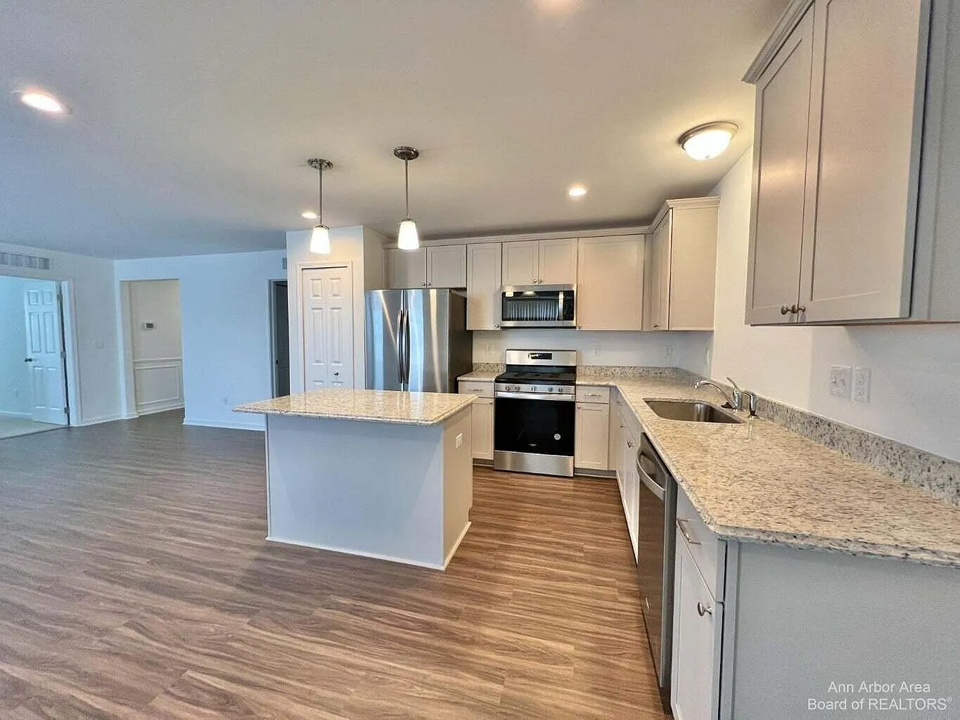3 bed, 2.0 bath, 1440 sqft, $2,300 — Photo 3