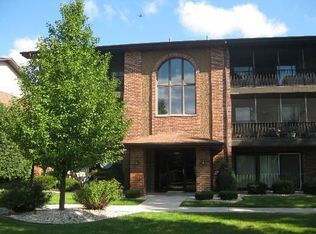 8210 Cobblestone Dr #5-2C, Palos Hills, IL 60465