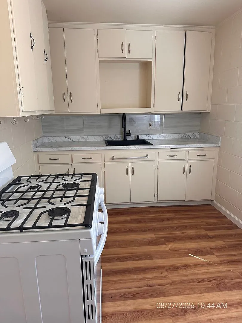 Updated 2 Bedroom — Photo 4