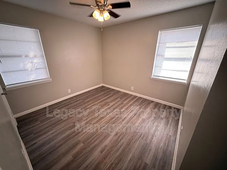 1902 Joslin St — Photo 11