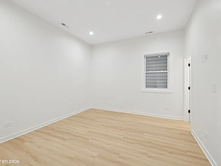 1058 N Central Park Ave — Photo 5