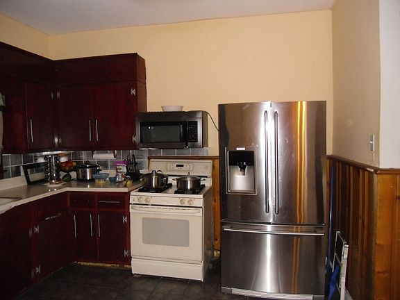 3rd image of 39 Van Houten Pl