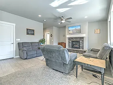 1316 NE Sunrise St — Photo 4