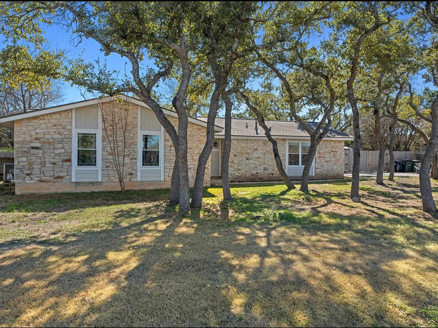 4 bed, 2.0 bath, 1458 sqft, $2,100 — Photo 2
