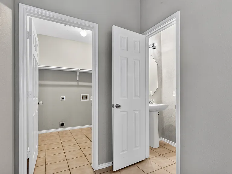 9787 Old Field Dr — Photo 21