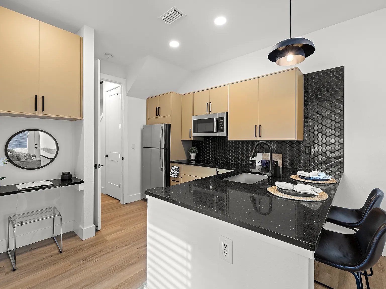 Studio, 837 sqft, $1,750 — Photo 2