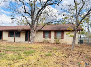 101 Pat Cleburne St, Yoakum, TX 77995