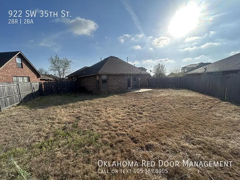 922 SW 35th St — Photo 4