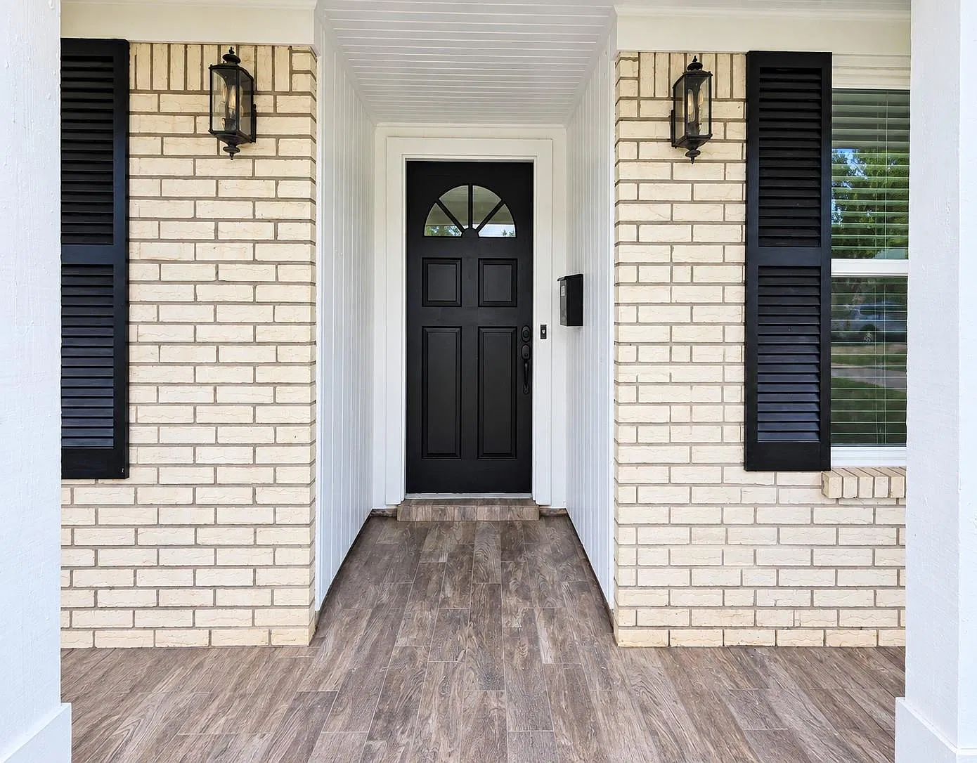 4 bed, 2.5 bath, 2452 sqft, $3,000 — Photo 2