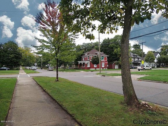 4th image of 923 Kalamazoo Ave SE