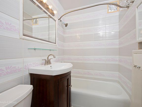3rd image of 5700 Arlington Ave APT 4A