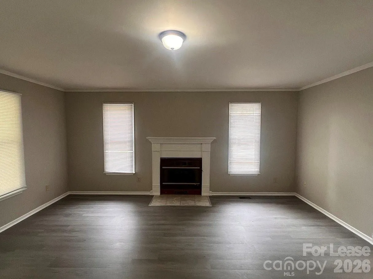 3 bed, 3.0 bath, 1734 sqft, $1,695 — Photo 2