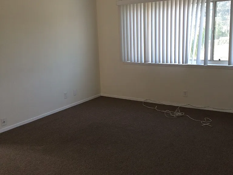 1148-1156 W Valencia Dr — Photo 12