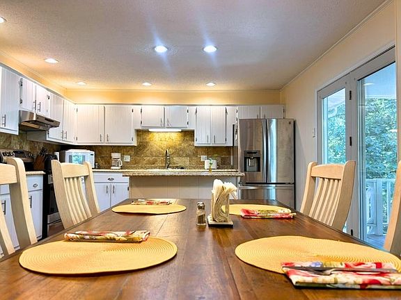 3rd image of 17 Powhatan Dr