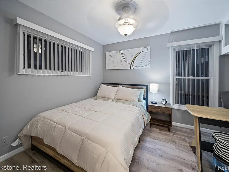 141 Ferndale Ave — Photo 10