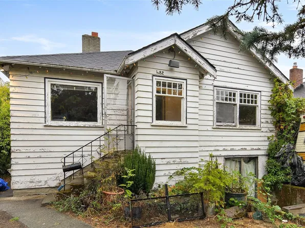482 Ker Ave, Saanich, BC V9A 2B7