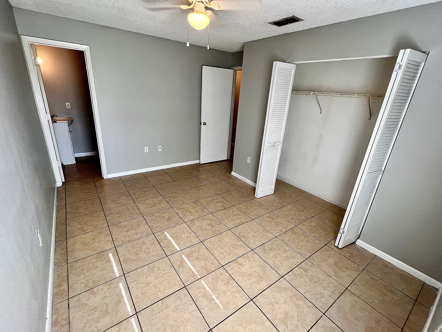 3 bed, 1024 sqft, $1,500 — Photo 4