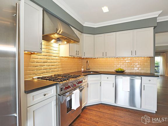 3rd image of 16 Mount Vernon Sq #16