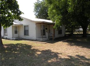 902 Poindexter Ave, Cleburne, TX 76033