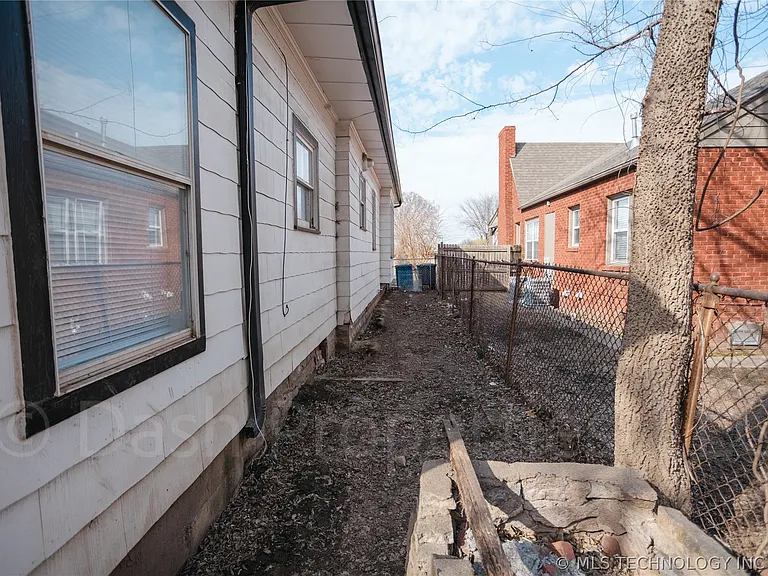 2604 E 7th St S — Photo 58