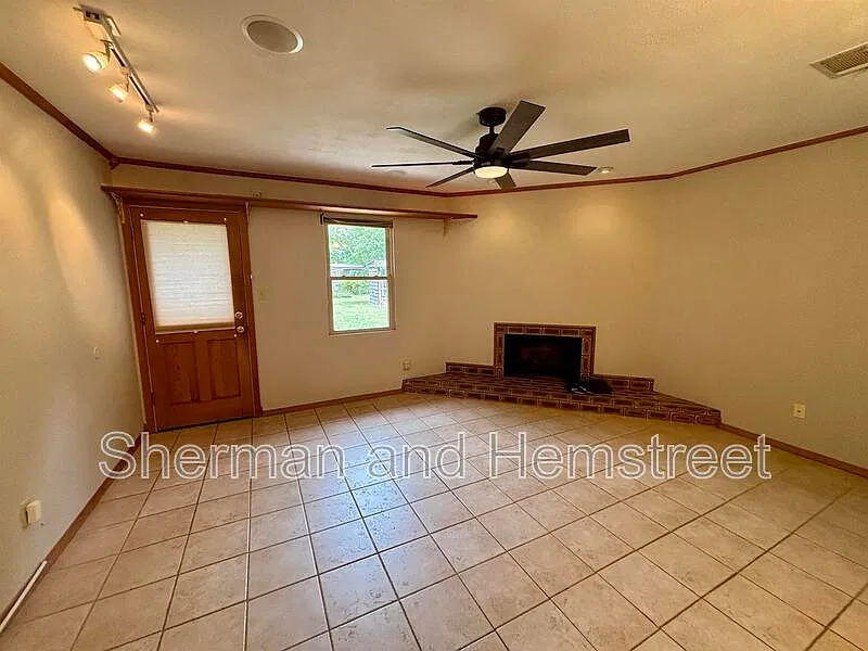 3 bed, 1.5 bath, 1215 sqft, $1,395 — Photo 4