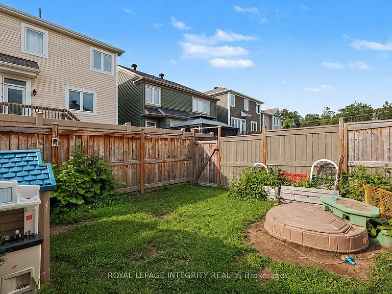 555 Foxlight Cir — Photo 23