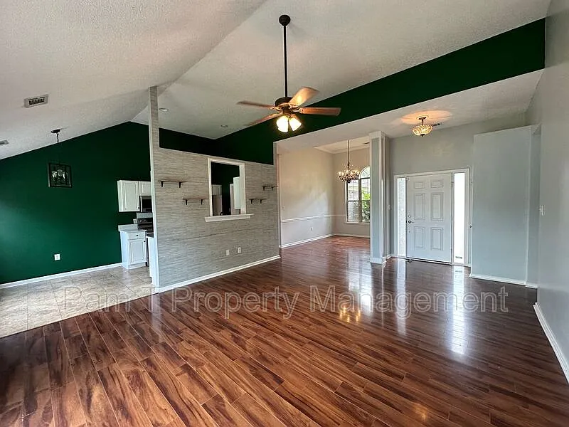 3 bed, 2.0 bath, 1505 sqft, $2,399 — Photo 3