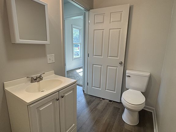 5th image of 1004 Woodlawn Ave #A