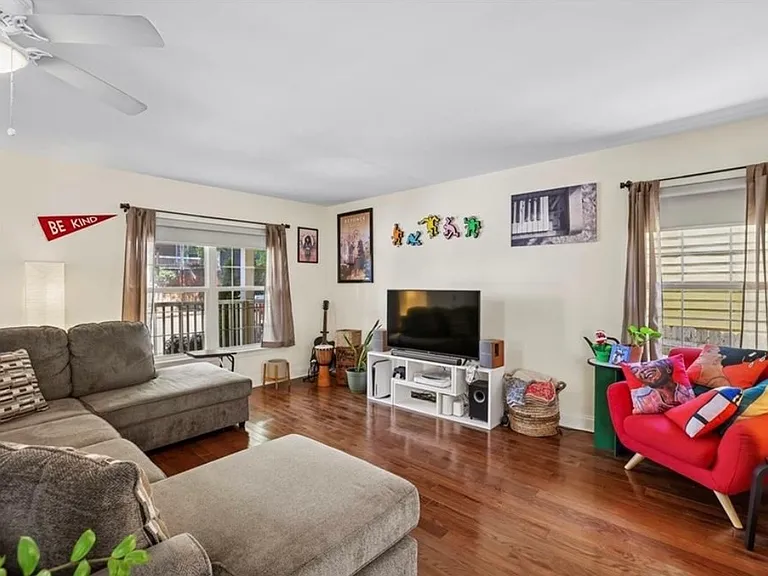 744 Garibaldi St SW — Photo 3