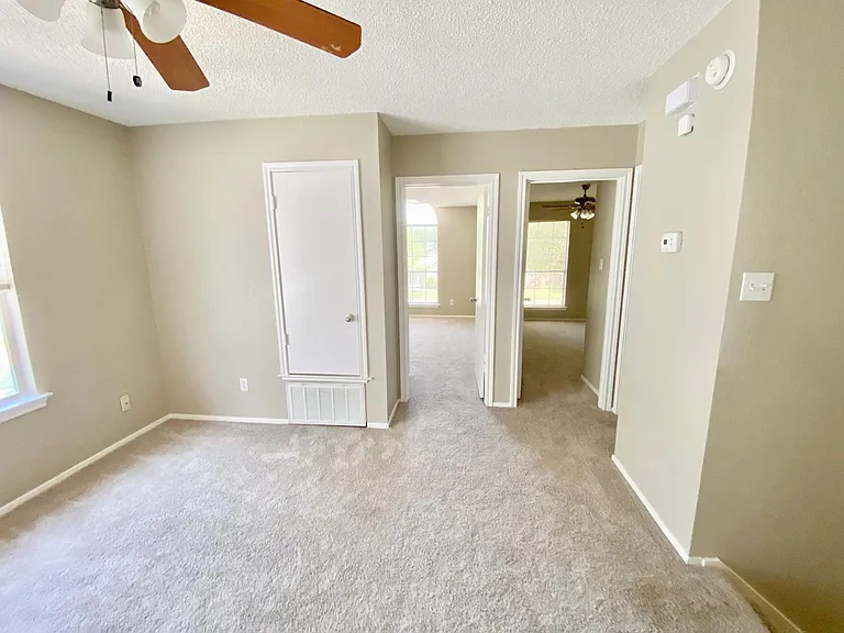 1703 Sylvia Ln — Photo 4