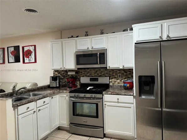 1179 W 40th Pl, Hialeah, FL 33012