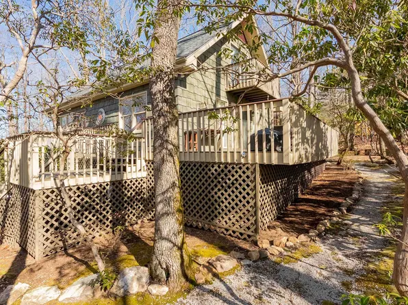 12 Laurel Ln, Hillsville, VA 24343