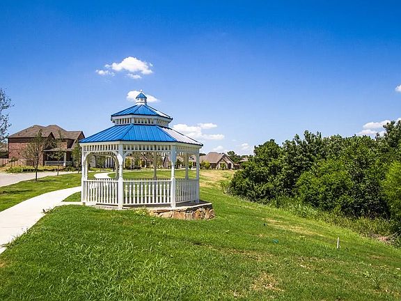 5th image of 1129 Peacock Blvd